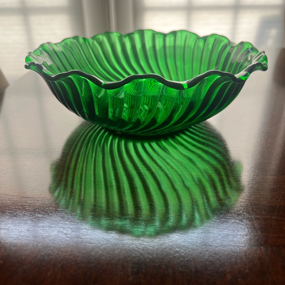 Beautiful Vintage Anchor Hocking Forrest Green Glass Bowl- Swirl Design